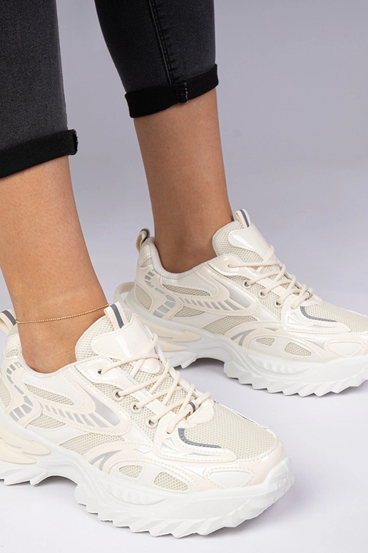 Beige sportieve sneakers op een... Beige sportieve sneakers op een...