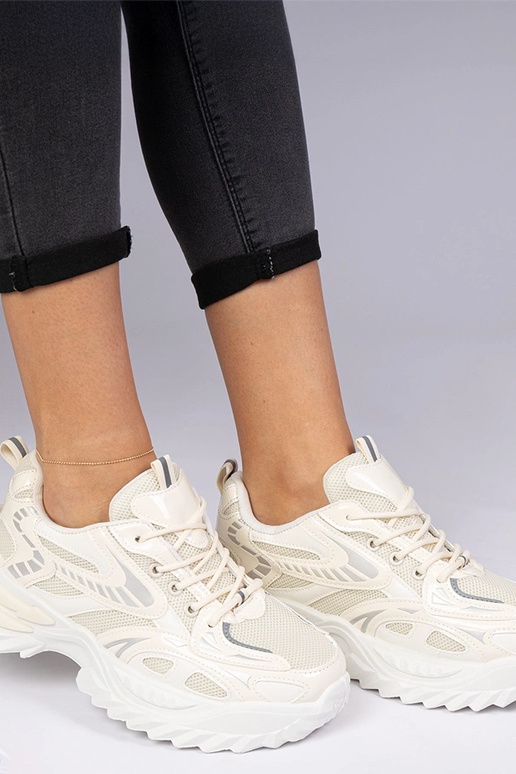 Beige sportliche Sneakers auf... Beige sportliche Sneakers auf...