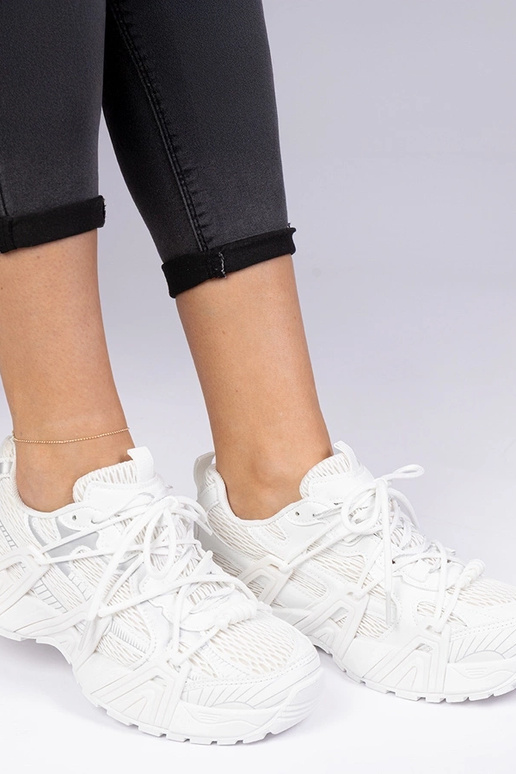 Weiße stylische Sneakers auf massiver... Weiße stylische Sneakers auf massiver...