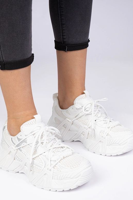 Witte stijlvolle sneakers op een...