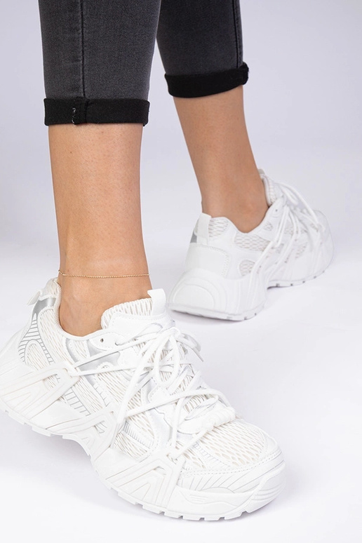 Weiße stylische Sneakers auf massiver... Weiße stylische Sneakers auf massiver...