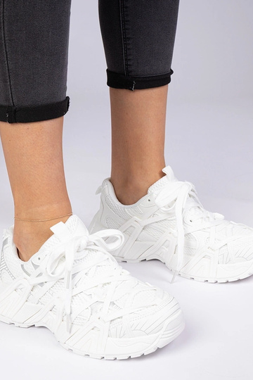 Witte sneakers op een...