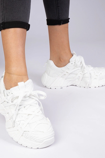 Witte sneakers op een... 2