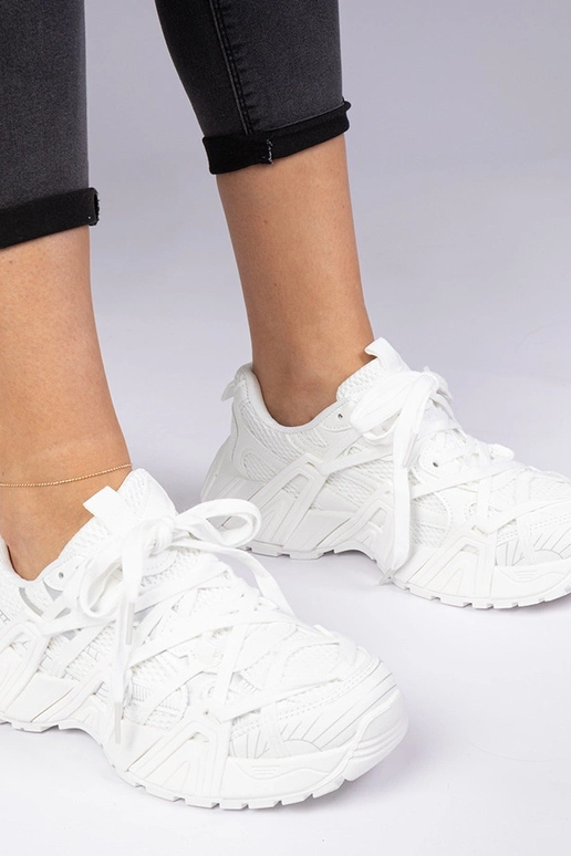 Witte sneakers op een massieve zool... Witte sneakers op een massieve zool...