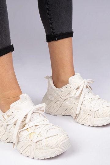 Beige sneakers op een...