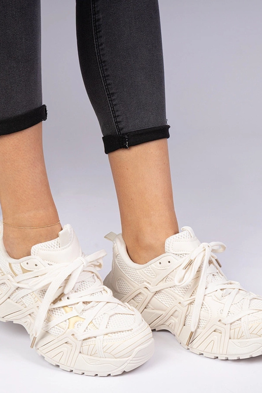 Beige sneakers op een massieve zool... Beige sneakers op een massieve zool...