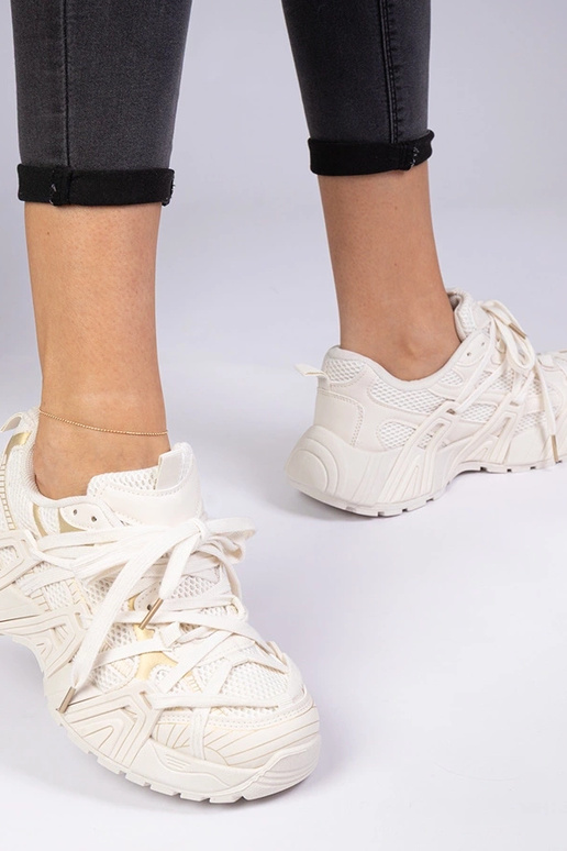 Beige sneakers op een massieve zool... Beige sneakers op een massieve zool...