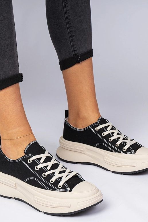 Baskets noires en matériau pour... Baskets noires en matériau pour...