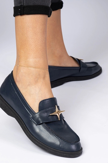 Marineblauwe dames mocassins met gouden versiering Senna 2