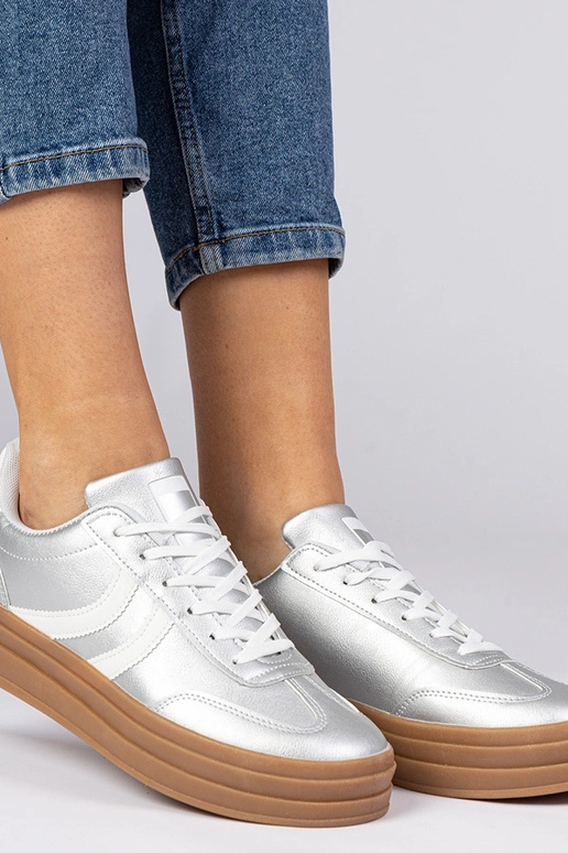 Zilveren sportieve sneakers dames op... Zilveren sportieve sneakers dames op...