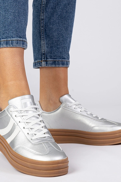 Zilveren sportieve sneakers dames op... Zilveren sportieve sneakers dames op...