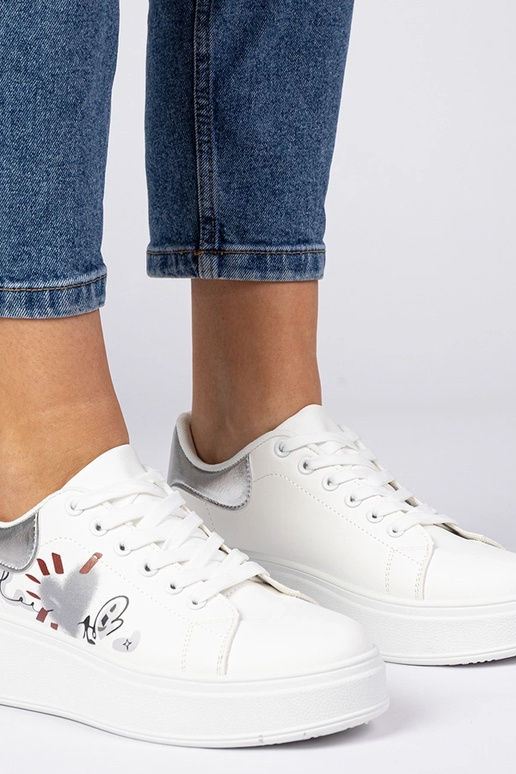 Baskets blanches et argentées pour... Baskets blanches et argentées pour...