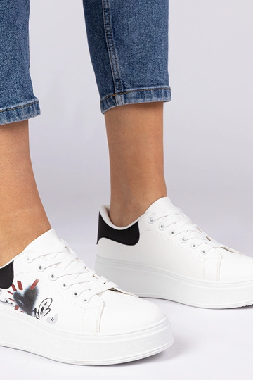 Baskets blanches et noires...