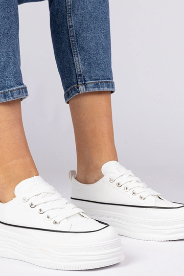 Witte dames sneakers op...