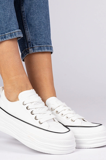 Witte dames sneakers op... 2