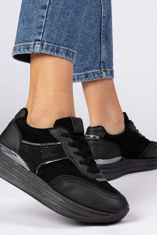 Schwarze Damen Sneakers auf einer... Schwarze Damen Sneakers auf einer...