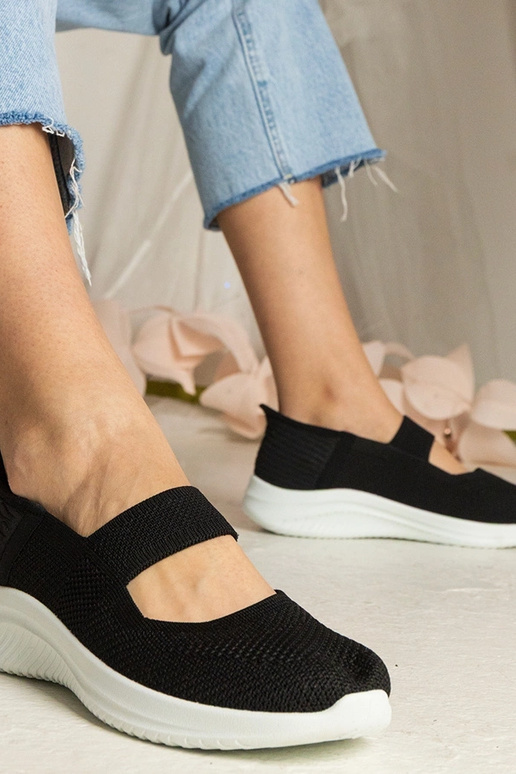 Zwarte sneakers met geperforeerde... Zwarte sneakers met geperforeerde...