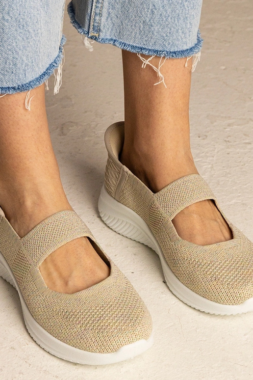 Beige Turnschuhe mit geprägter Sohle... Beige Turnschuhe mit geprägter Sohle...