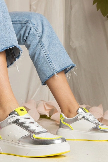 Silberne Sneakers mit neongelben Akzenten Zorra