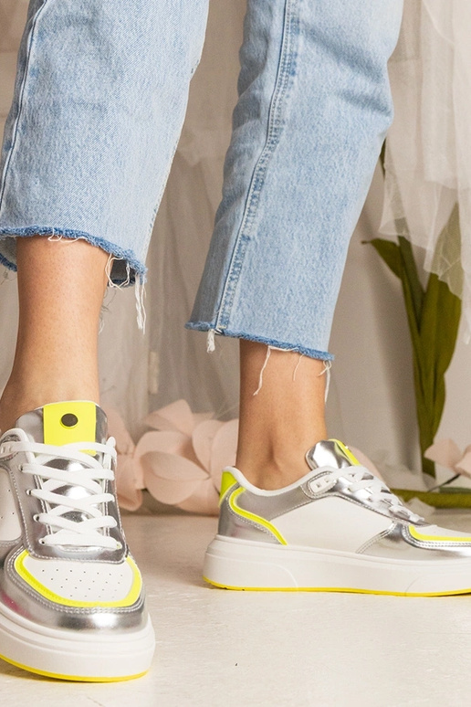 Silberne Sneakers mit neongelben... Silberne Sneakers mit neongelben...