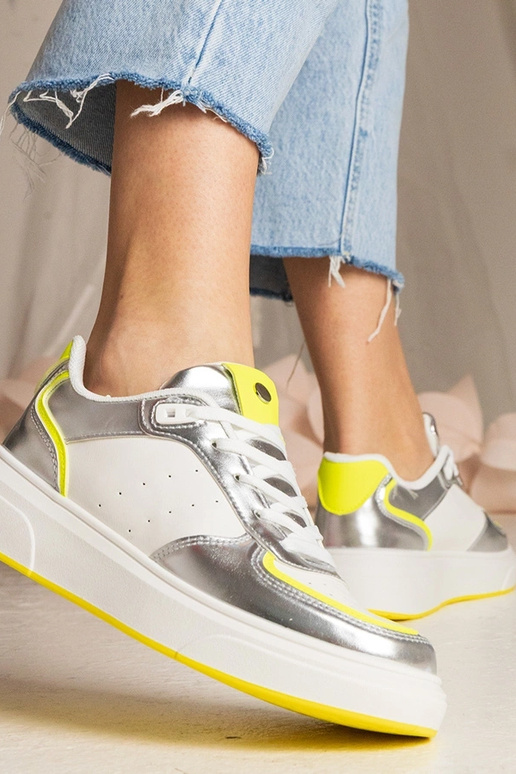 Silberne Sneakers mit neongelben... Silberne Sneakers mit neongelben...
