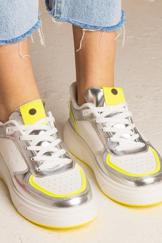 Silberne Sneakers mit neongelben... Silberne Sneakers mit neongelben...