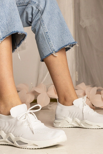 Witte dames sneakers met sok-achtige schacht Miyana