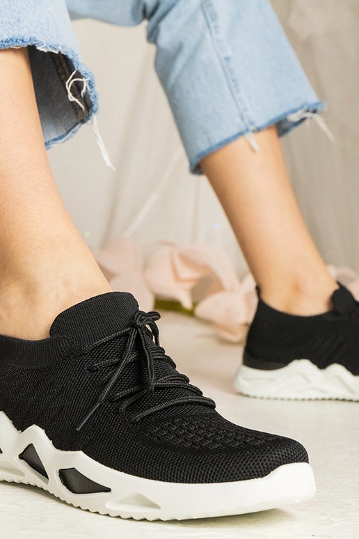 Schwarze Sneakers mit Sockenstiefel...