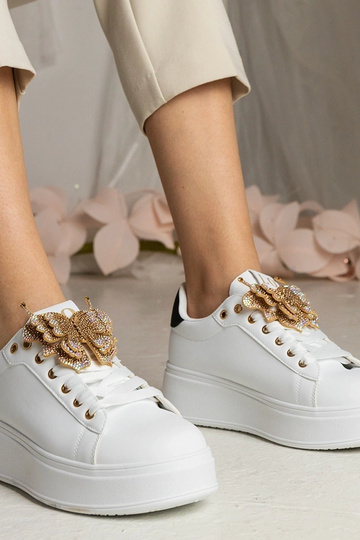 Baskets bicolores blanches et noires avec un papillon en zircon Kariba