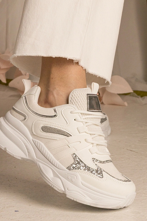 Baskets blanches sportives pour... Baskets blanches sportives pour...