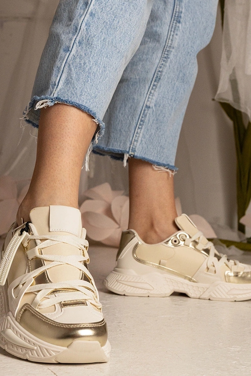 Beige dames sneakers op dikke zool... Beige dames sneakers op dikke zool...