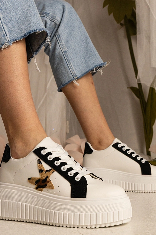 Biało-zwarte sneakers versierd met... Biało-zwarte sneakers versierd met...