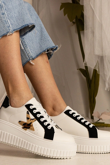 Biało-zwarte sneakers... 2