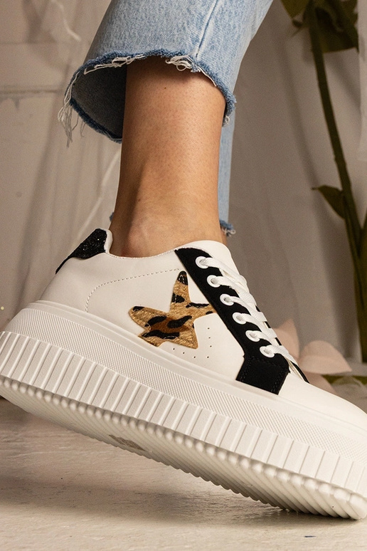 Biało-zwarte sneakers versierd met... Biało-zwarte sneakers versierd met...