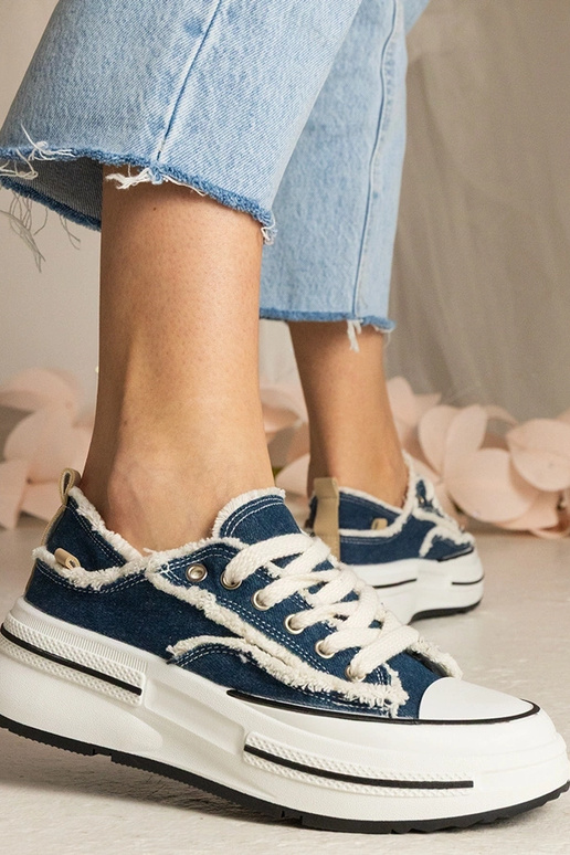 Blauwe dames sneakers met hoge zool... Blauwe dames sneakers met hoge zool...