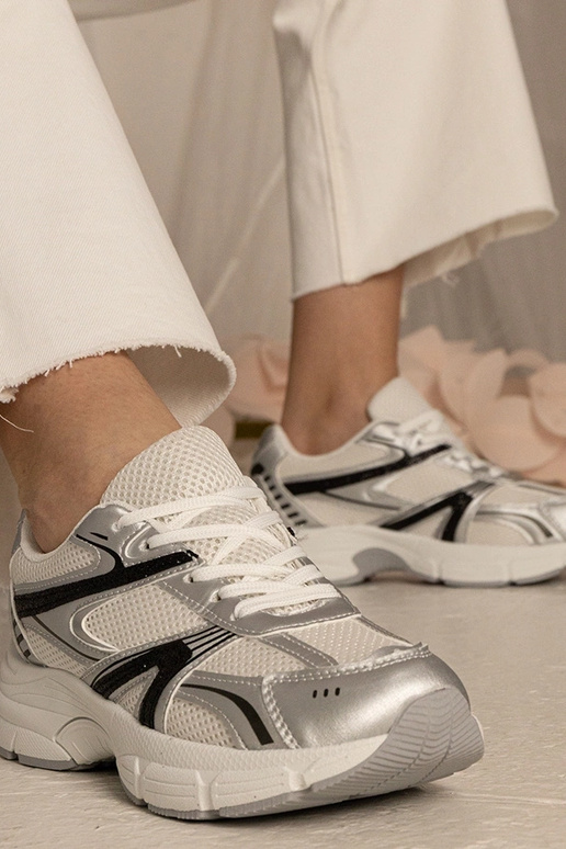 Zilveren dames sneakers sportief met... Zilveren dames sneakers sportief met...