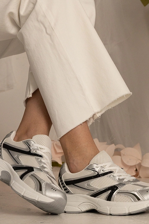 Zilveren dames sneakers sportief met... Zilveren dames sneakers sportief met...