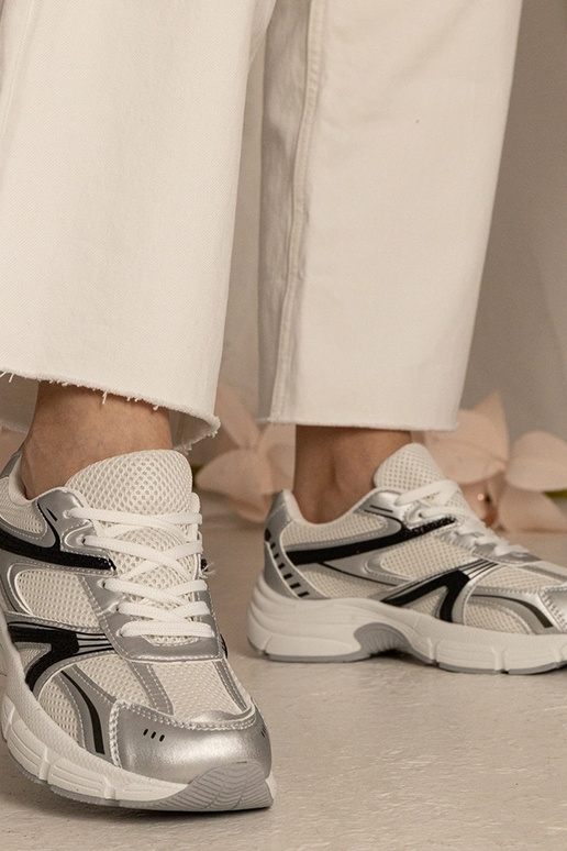 Zilveren dames sneakers sportief met... Zilveren dames sneakers sportief met...