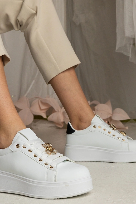 Baskets blanches et noires pour... Baskets blanches et noires pour...