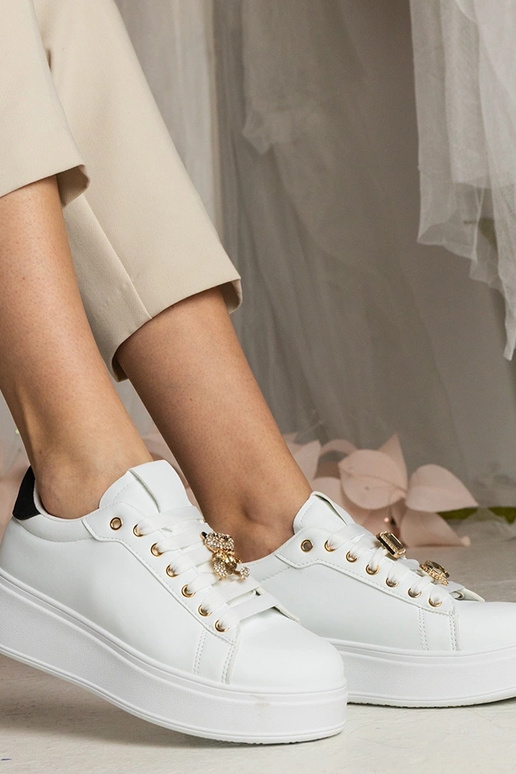 Zwart-witte dames sneakers versierd... Zwart-witte dames sneakers versierd...