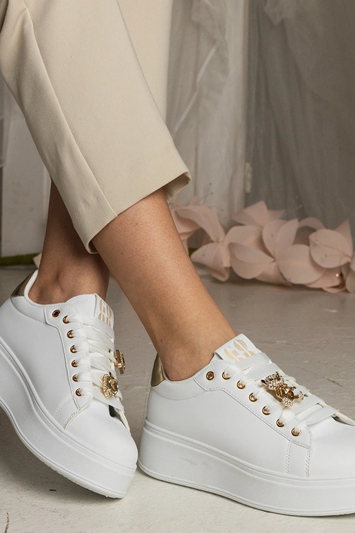 Zwart-gouden dames sneakers versierd... Zwart-gouden dames sneakers versierd...