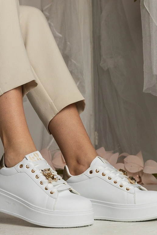 Zwart-gouden dames sneakers versierd... Zwart-gouden dames sneakers versierd...