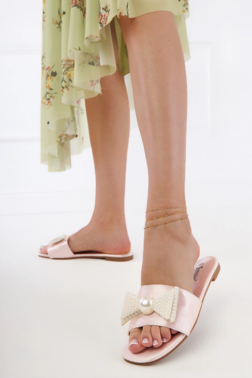 Zandkleurige satijnen damespantoffels... Zandkleurige satijnen damespantoffels...