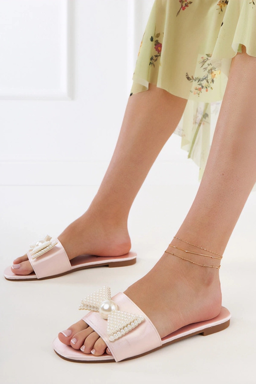 Beige satinierte Damen Hausschuhe mit... Beige satinierte Damen Hausschuhe mit...