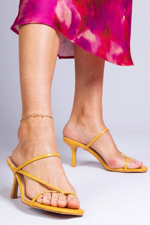 Geel elegante dames slippers op hoge... Geel elegante dames slippers op hoge...