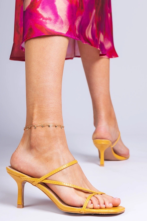 Geel elegante dames slippers op hoge... Geel elegante dames slippers op hoge...