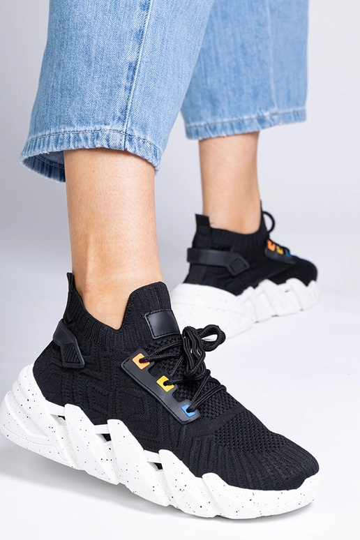 Zwarte dames sneakers op een dikke... Zwarte dames sneakers op een dikke...