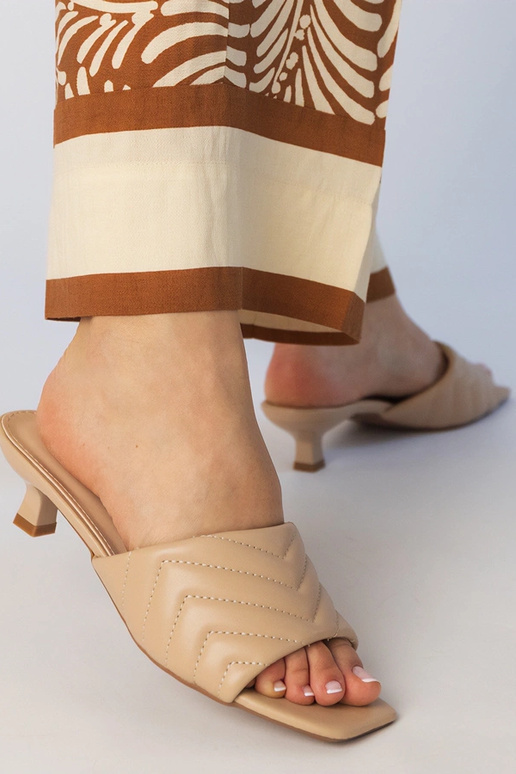 Lichtbeige slippers op lage hak,...