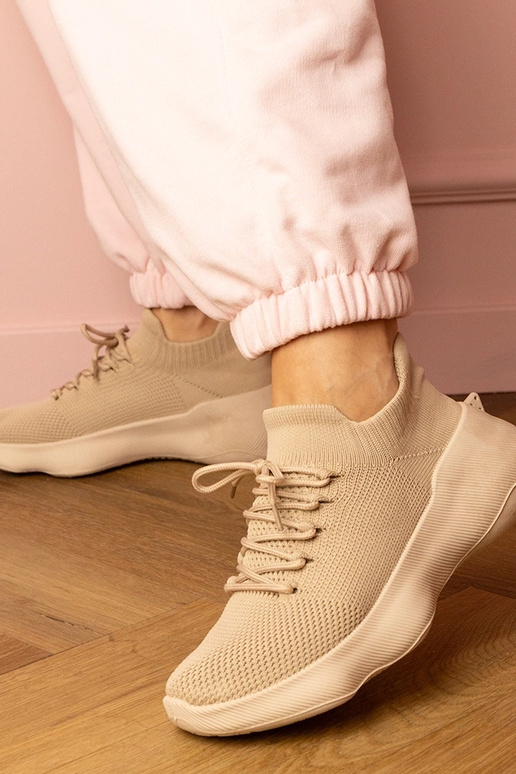 Zandkleurige dames sportieve schoenen... Zandkleurige dames sportieve schoenen...