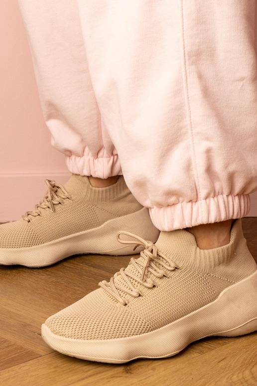 Zandkleurige dames sportieve schoenen... Zandkleurige dames sportieve schoenen...